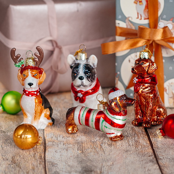 Новогодняя игрушка "Такса в полосатом костюме" 9 см