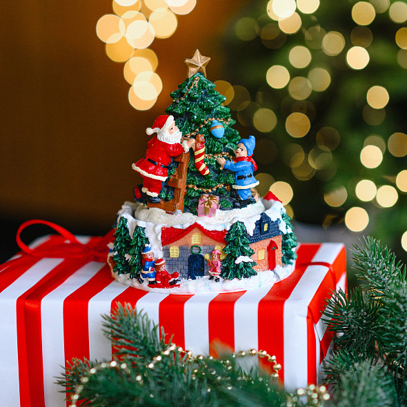 Фигурка музыкальная "Украшаем елку с Сантой" 16 см