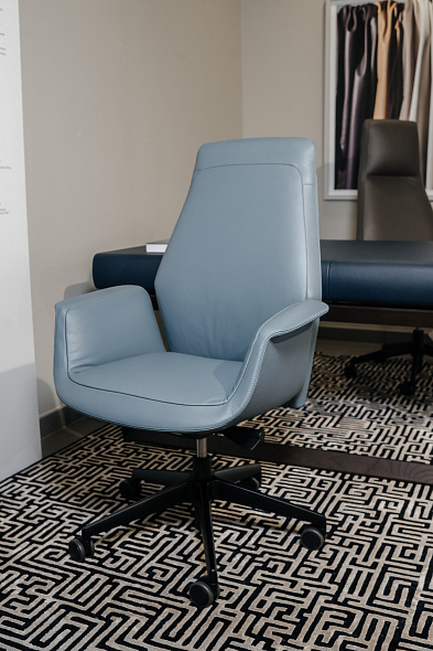Кресло офисное Poltrona Frau Downtown Executive, Fresco Blue
