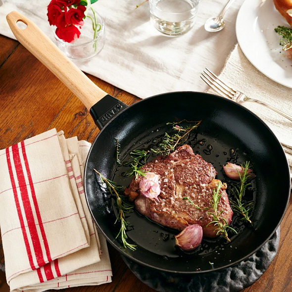 Сковорода с деревянной ручкой Staub Specials 26 см, черная
