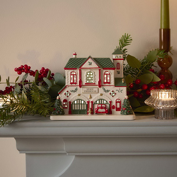Фигурка Spode Christmas Tree Giftware "Пожарная станция" 14х17х11 см, с подсветкой