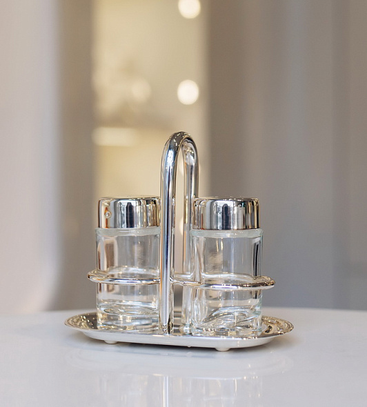 Набор из солонки и перечницы на подставке Olri