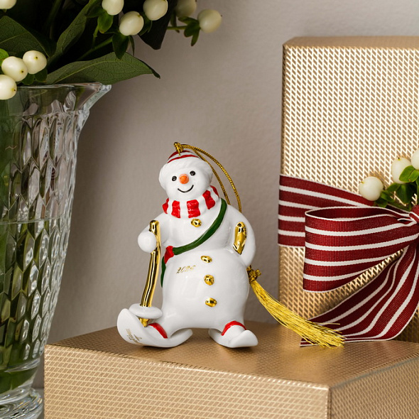 Елочная игрушка Villeroy & Boch Christmas Classics "Снеговик 2026" 10 см