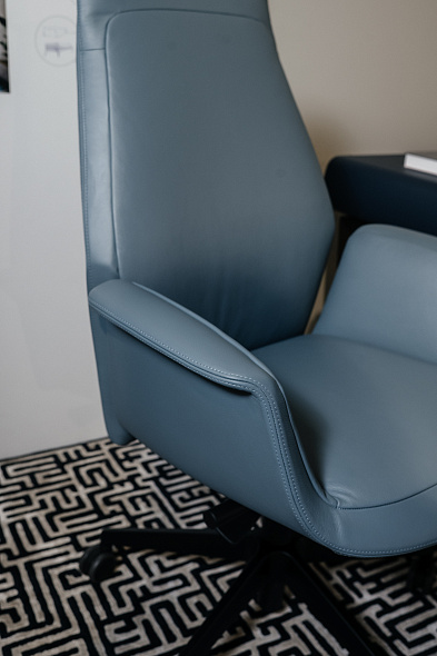 Кресло офисное Poltrona Frau Downtown Executive, Fresco Blue