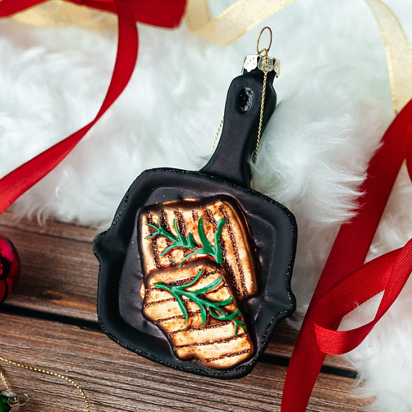 Новогодняя игрушка "Сковорода со стейками" 13 см