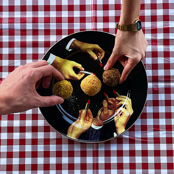 Тарелка столовая "Губная помада" 27 см