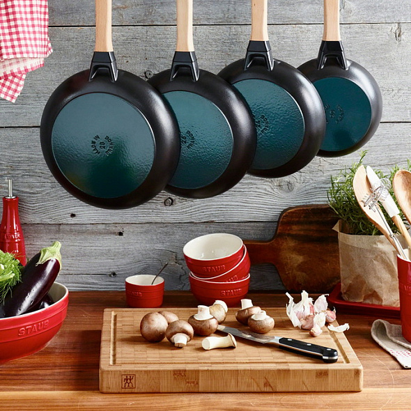 Сковорода с деревянной ручкой Staub Specials 26 см, черная
