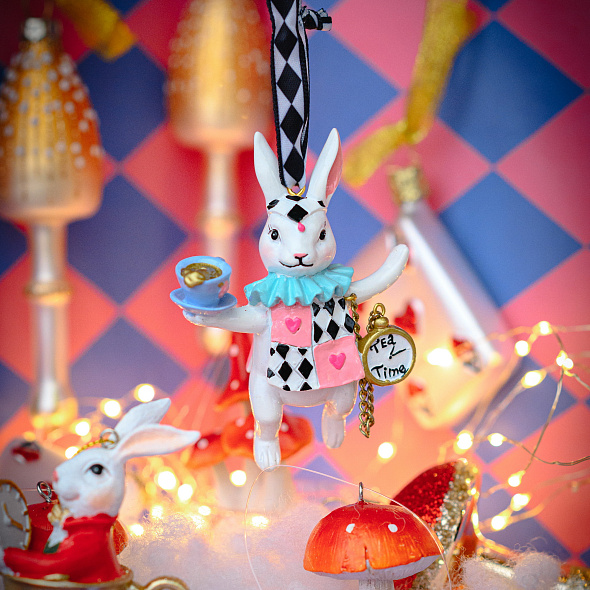 Елочная игрушка "Кролик с чашкой и часами"
