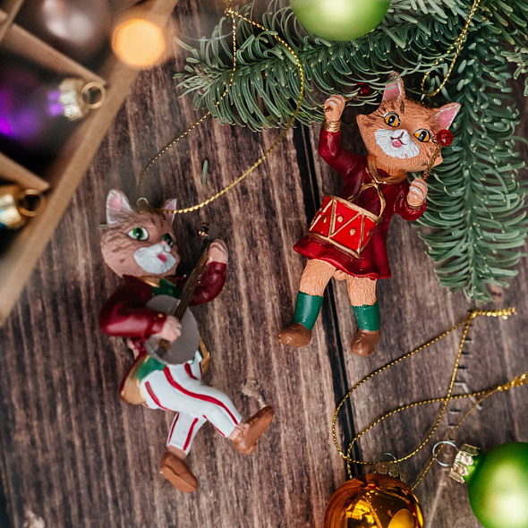 Новогодняя игрушка "Кошка с барабаном" 9 см
