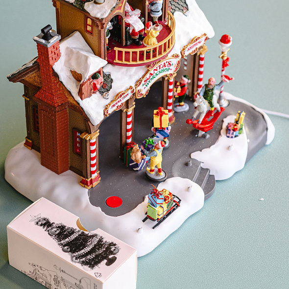 Фигурка музыкальная "Мастерская Санты" 27,5х25х27 см