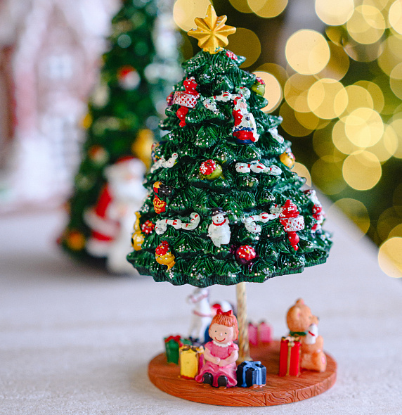 Фигурка музыкальная "Елка с подарками" 18 см