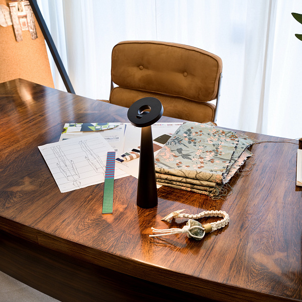 Лампа настольная Zafferano Angelina Pro 26 см, черная