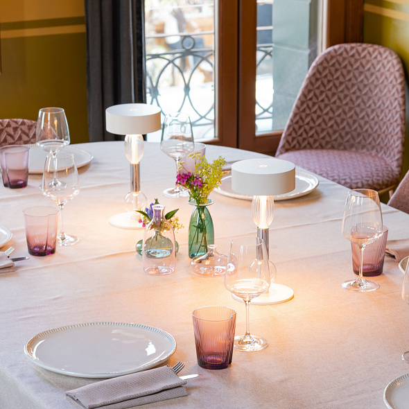 Лампа настольная Zafferano Royal Family Wi-Fi Pro 28 см, белая