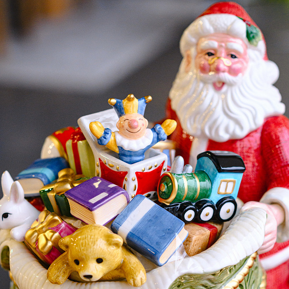 Фигурка "Санта с мешком подарков" 34 см