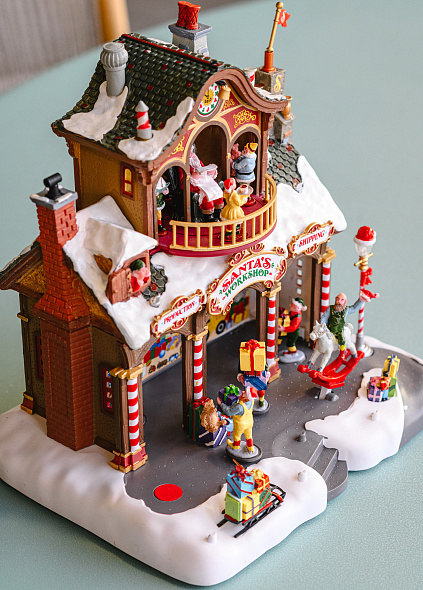 Фигурка музыкальная "Мастерская Санты" 27,5х25х27 см