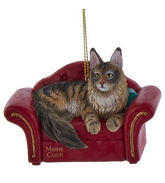 Новогодняя игрушка "Мейн-кун на диване" 7,5 см