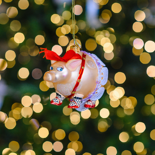 Елочная игрушка "Нарядная свинья" 9 см