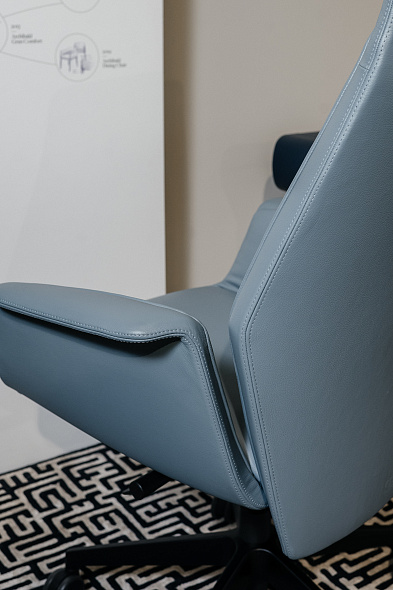 Кресло офисное Poltrona Frau Downtown Executive, Fresco Blue