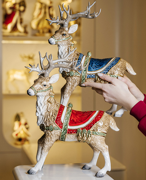 Фигурка "Олень с посеребренными рогами" 40 см, красная упряжка