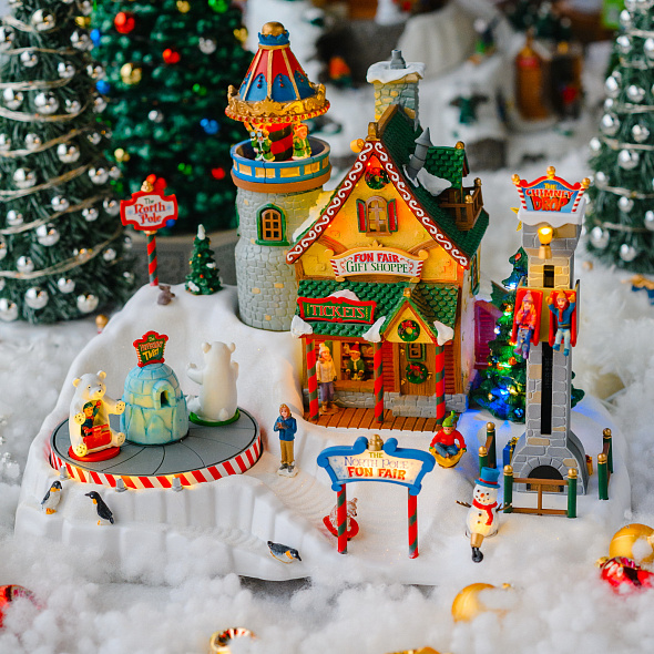 Фигурка музыкальная "Ярмарка развлечений на Северном полюсе" 35,6х24,3х27,9 см