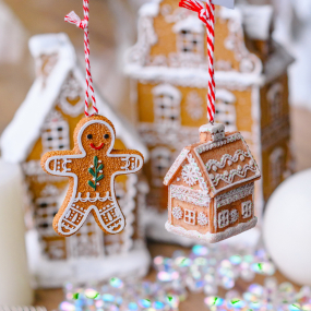 Елочная игрушка "Пряничный человечек с остролистом" 8 см, в ассортименте