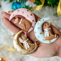 Новогодняя игрушка "Плюшевый мишка на луне" 6 см, голубая