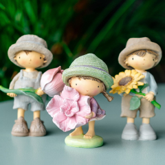 Фигурка "Мальчик с тюльпаном" 17 см