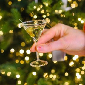 Елочная игрушка "Бокал грязного мартини" 11 см