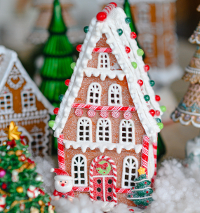 Фигурка с подсветкой "Четырехэтажный пряничный домик" 26х15х13 см