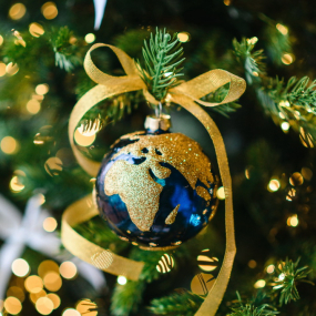 Елочная игрушка "Глобус" 8 см, цвет синий