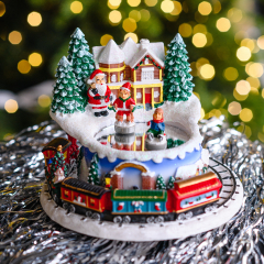 Фигурка музыкальная "Санта и дети на катке" 16 см