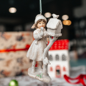 Новогодняя игрушка "Девочка и кормушка" 12,5 см