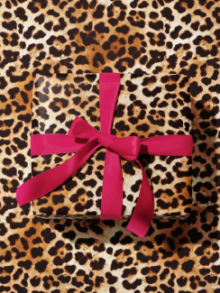 Упаковка бумажная подарка для нее