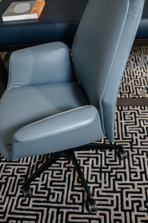 Кресло офисное Poltrona Frau Downtown Executive, Fresco Blue