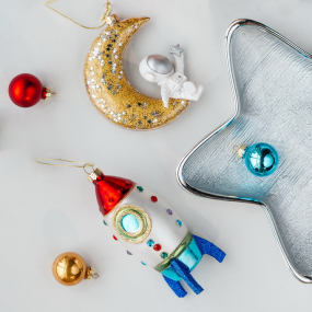 Елочная игрушка "Космонавт на луне" 10 см