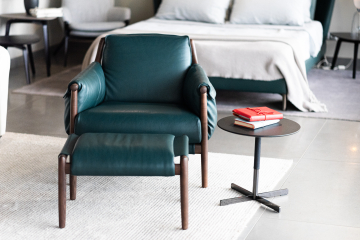 Кресло с пуфом Poltrona Frau Times Lounge