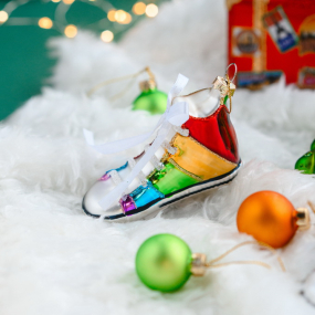 Игрушка на елку "Разноцветный кед" 10 см