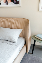 Кровать Poltrona Frau Archibald 180х200 с матрасной основой