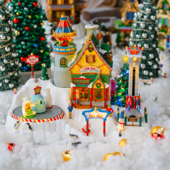 Фигурка музыкальная "Ярмарка развлечений на Северном полюсе" 35,6х24,3х27,9 см