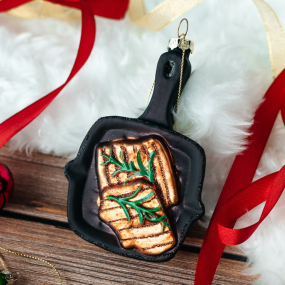 Новогодняя игрушка "Сковорода со стейками" 13 см