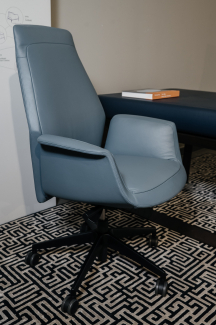 Кресло офисное Poltrona Frau Downtown Executive, Fresco Blue