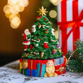 Фигурка музыкальная "Рождественская ель с Сантой" 15 см