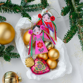 Елочная игрушка "Девушка с лентами" 10 см, красная