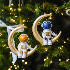 Елочная игрушка "Астронавт на полумесяце с синим шлемом" 9 см