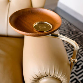 Кресло с подставкой Poltrona Frau 1919