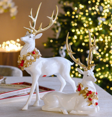 Фигурка "Белый олень с гирляндой лежит" 25х34 см