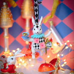 Елочная игрушка "Кролик с чашкой и часами"