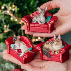 Новогодняя игрушка "Сиамская кошка на диване" 7,5 см