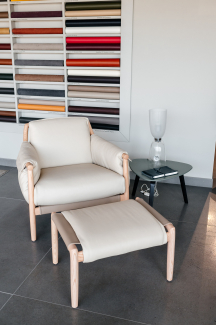 Кресло с пуфом Poltrona Frau Times Lounge