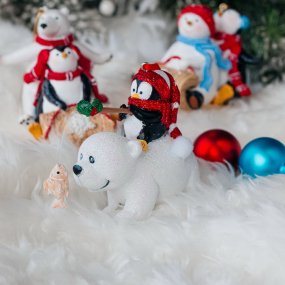 Новогодняя игрушка "Пингвин на белом медведе" 9 см, в ассортименте
